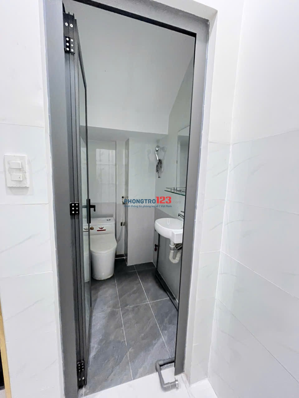 Nhà hẻm xe hơi, 2 phòng ngủ, mới, nội thất cao cấp. Thuận tiện ở và kinh doanh.