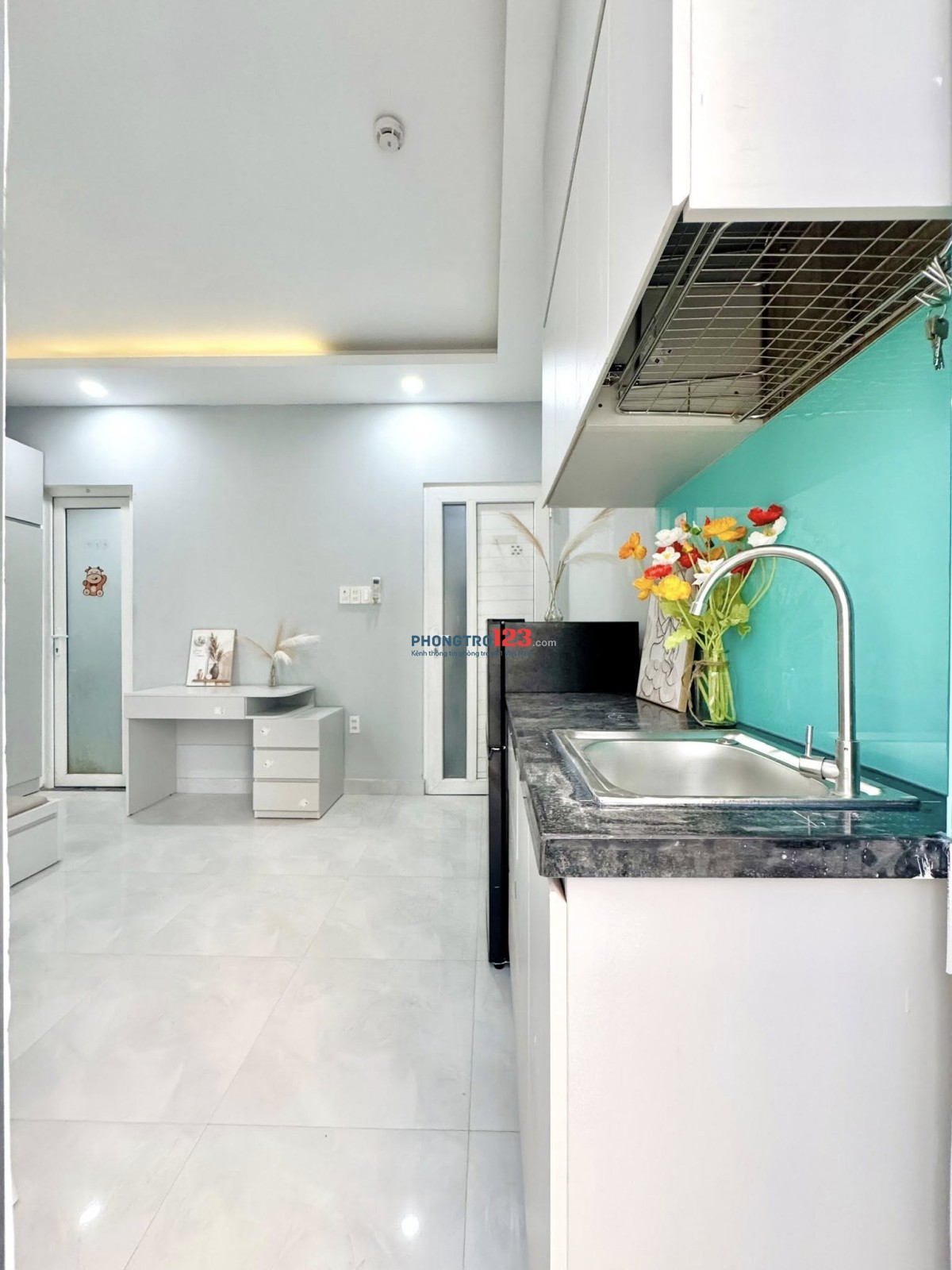 PHÒNG CỬA SỔ ĐÓN NẮNG FULL TIỆN NGHI - TÂN SƠN PHẠM VĂN BẠCH