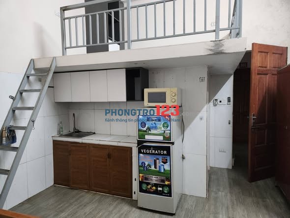 Còn phòng tầng 3 có gác lửng cách ga tàu điện và ĐHCN hà nội 200m