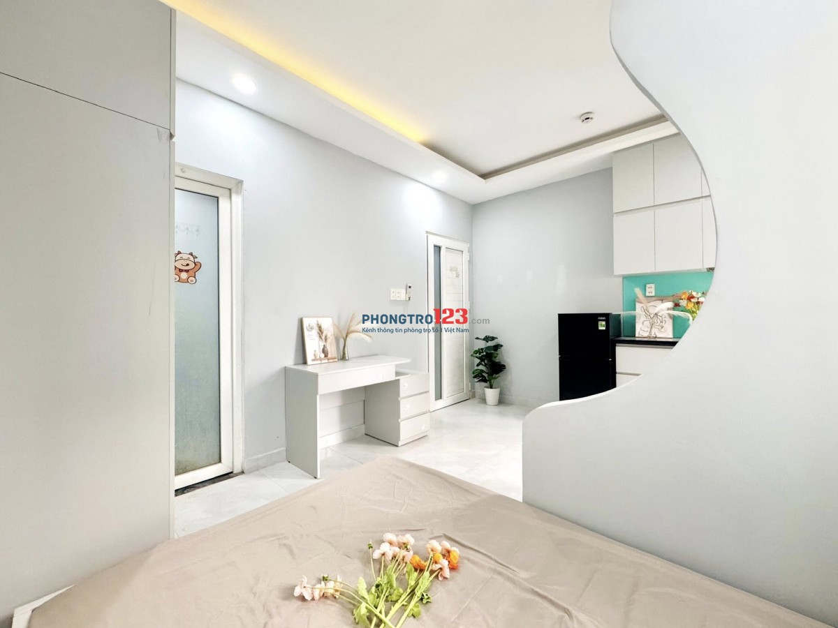 PHÒNG CỬA SỔ ĐÓN NẮNG FULL TIỆN NGHI - TÂN SƠN PHẠM VĂN BẠCH