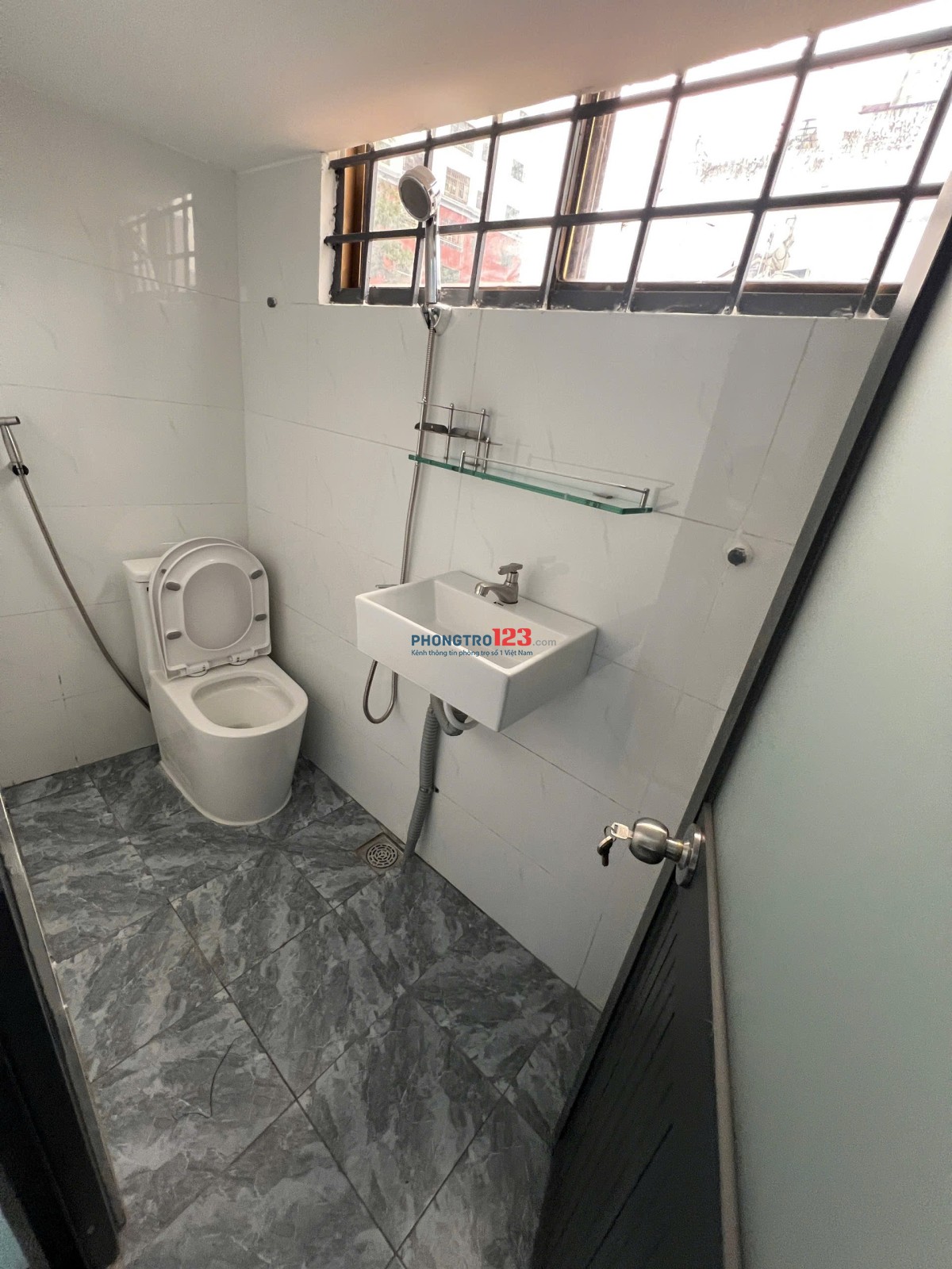 Nhà nguyên căn nhỏ xinh, gần chợ, siêu thị