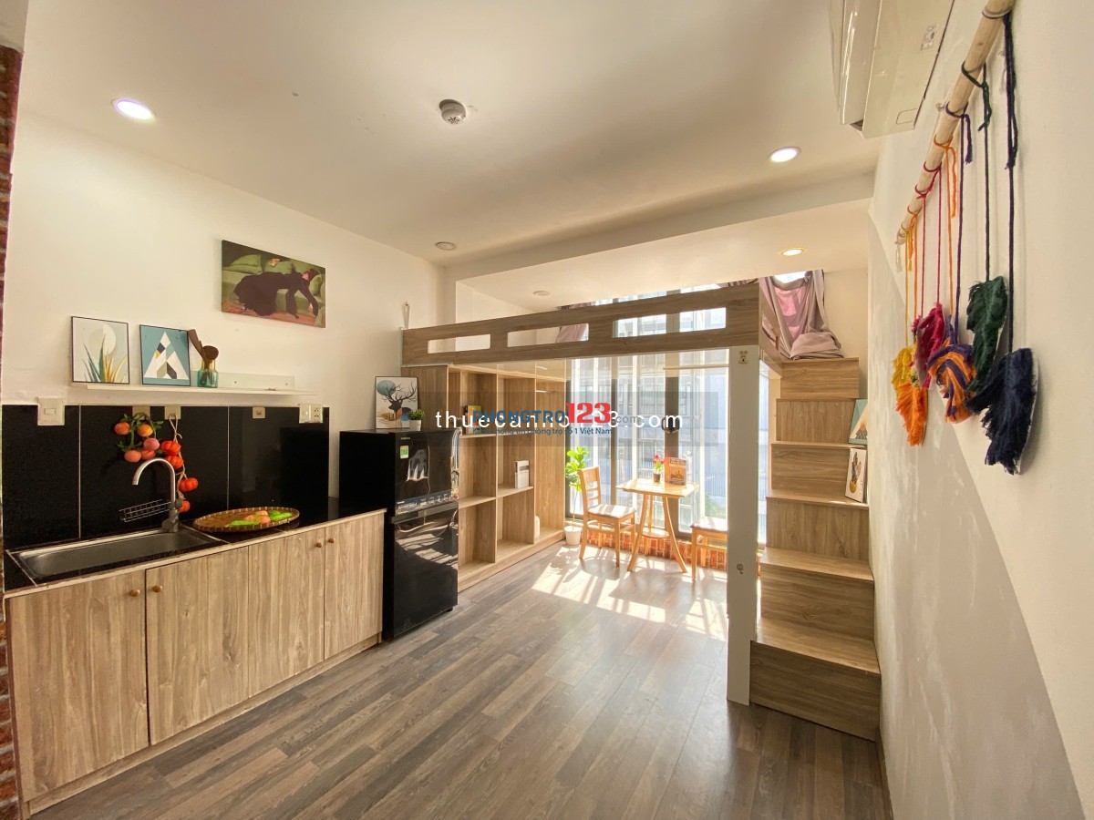 CHO THUÊ PHÒNG TRỌ CÓ GÁC BAN CÔNG, FULL NỘI THẤT, RỘNG 40M2 GIÁP TÂN BÌNH, TÂN PHÚ