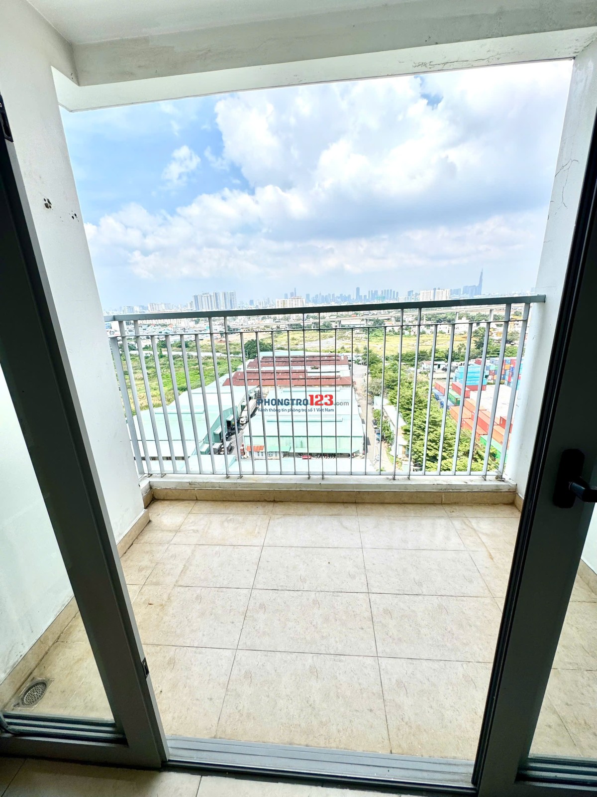 Phòng có ban công chung cư Lux garden 370 Nguyễn Văn Quỳ Q.7 tiện đi lại Q.7, Q.1.