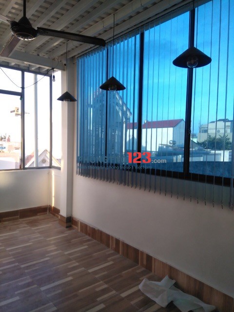 Phòng trống, mới sửa , an ninh tốt , giờ tự do , gần chợ , sạch sẽ . Thích hợp ở lâu dài