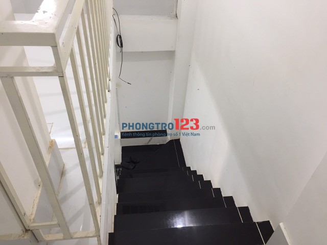 Phòng trống, mới sửa , an ninh tốt , giờ tự do , gần chợ , sạch sẽ . Thích hợp ở lâu dài