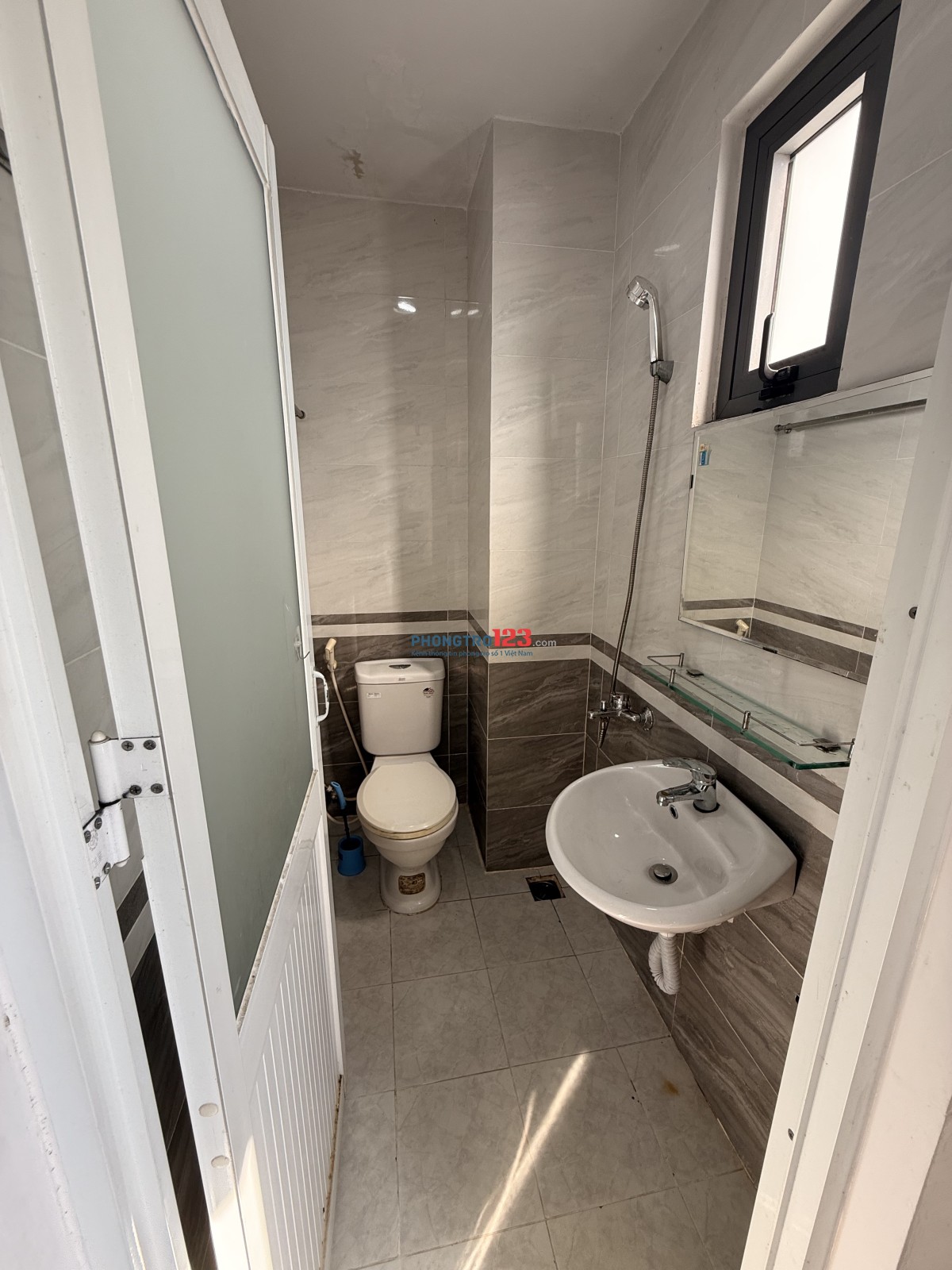 Phòng trọ núp hẻm Lê Văn Thịnh giao với Nguyễn Duy Trinh (Quận2 cũ)