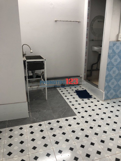 Phòng trống, mới sửa , an ninh tốt , giờ tự do , gần chợ , sạch sẽ . Thích hợp ở lâu dài