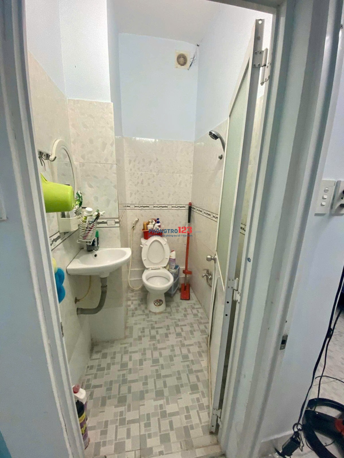 Cho Thuê Nhà 1 Trệt, 1 Lầu - 2PN ban Công 60m2 - XVNT, Ngã Tư Hàng Xanh