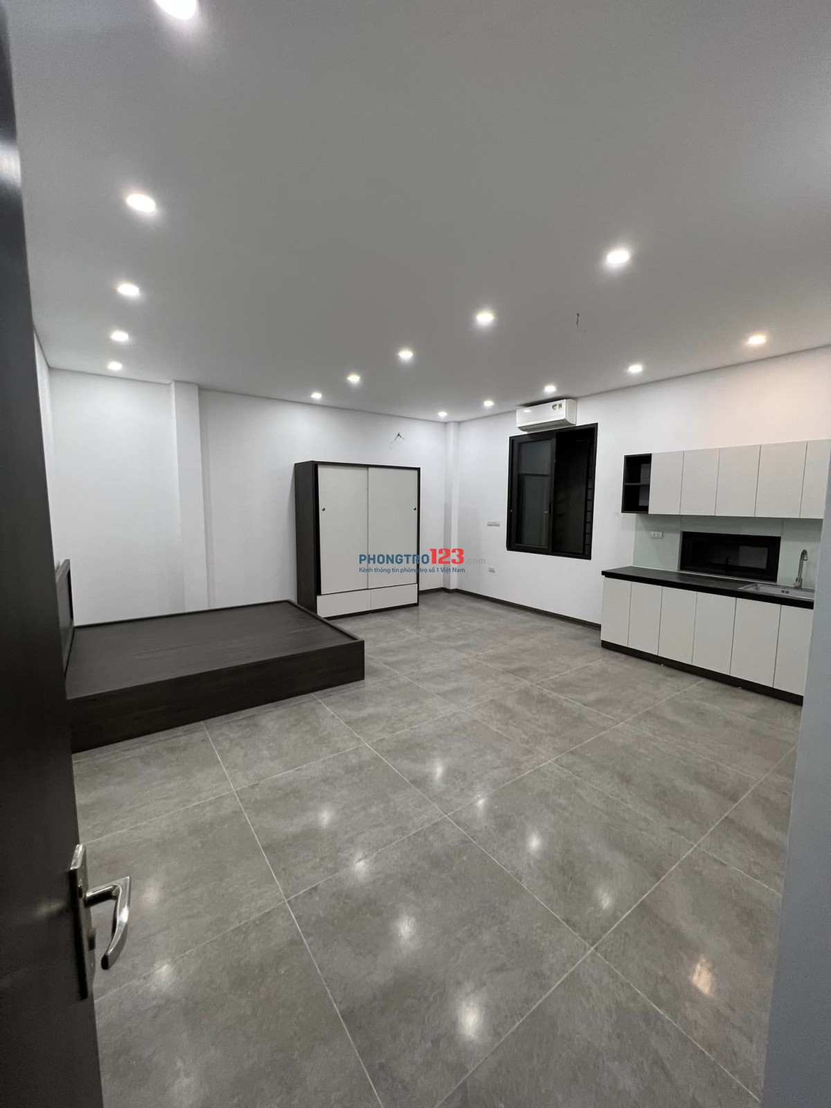 Cho thuê phòng 35m2 full đồ khép kín Trịnh Công Sơn, Tây Hồ