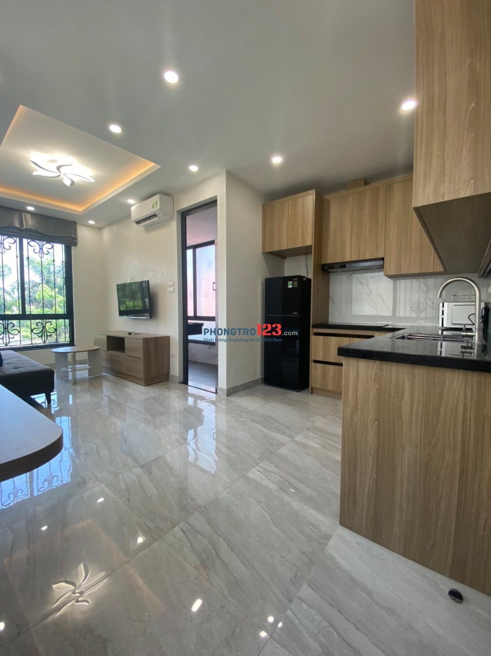 Căn hộ 1k1n sân thượng view hồ full nội thất tai Lạc Long Quân Tây Hồ