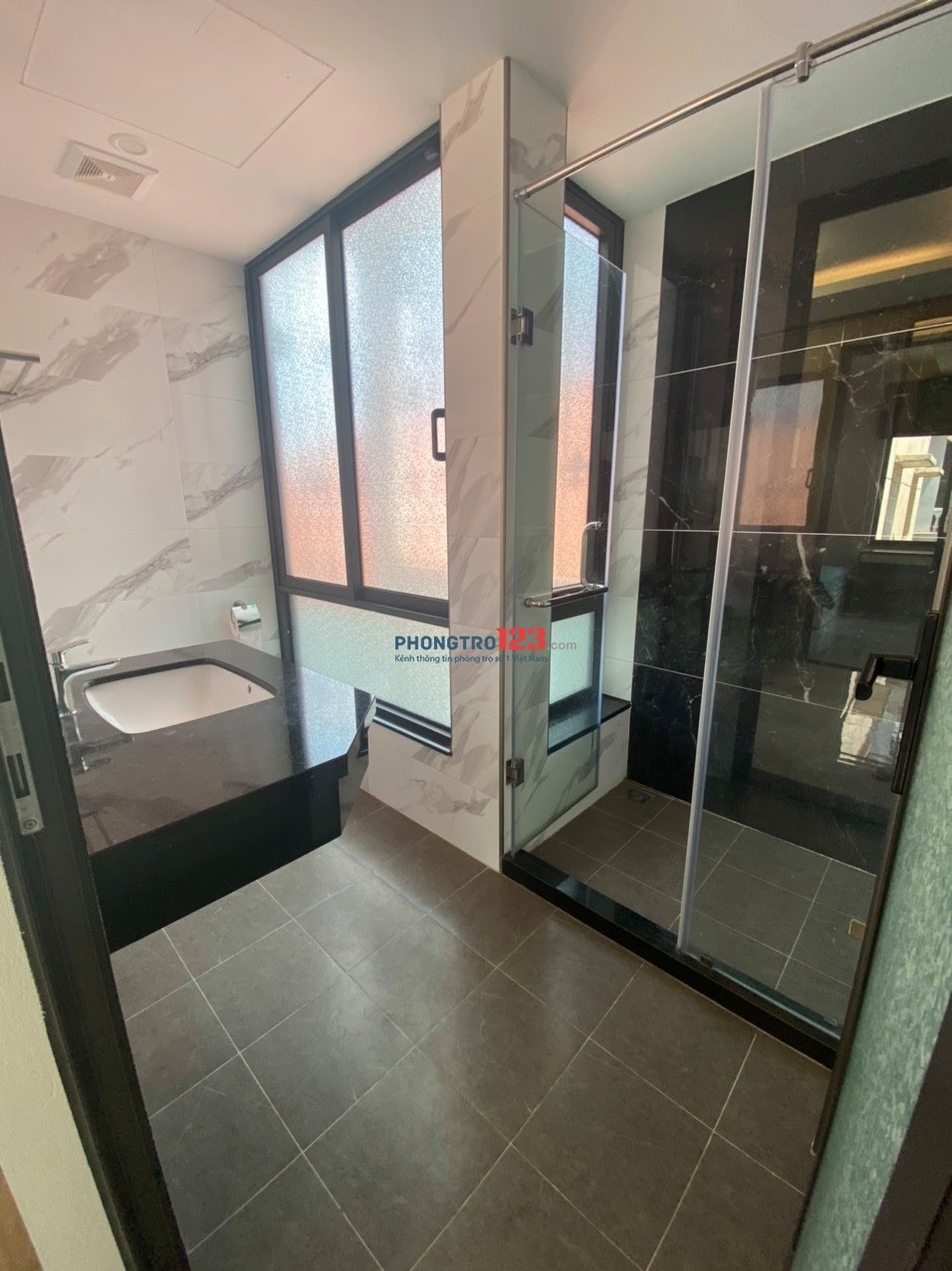 Căn hộ 1k1n sân thượng view hồ full nội thất tai Lạc Long Quân Tây Hồ