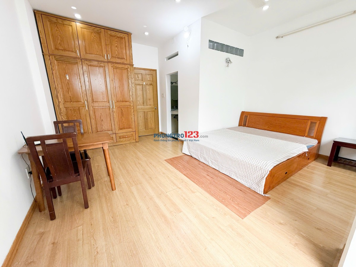 Cho thuê phòng studio tách bếp bancol rộng thoáng ngay ngã tư bảy hiền