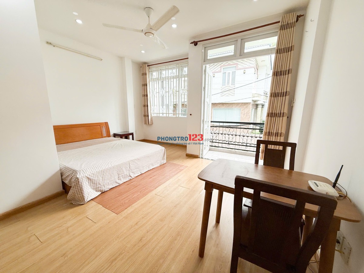 Cho thuê phòng studio tách bếp bancol rộng thoáng ngay ngã tư bảy hiền