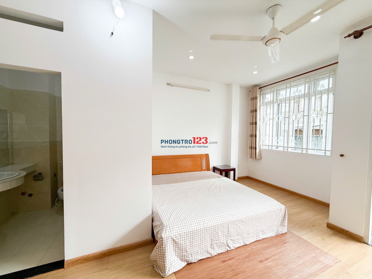 Cho thuê phòng studio tách bếp bancol rộng thoáng ngay ngã tư bảy hiền