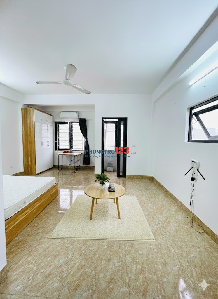 Cho thuê phòng Studio ban công, cửa sổ, thang máy ở 204 Mễ Trì Thượng - alo: 0972414192