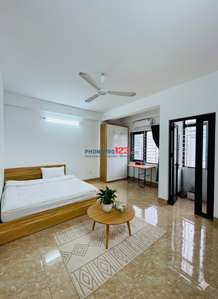 Cho thuê phòng Studio ban công, cửa sổ, thang máy ở 204 Mễ Trì Thượng - alo: 0972414192