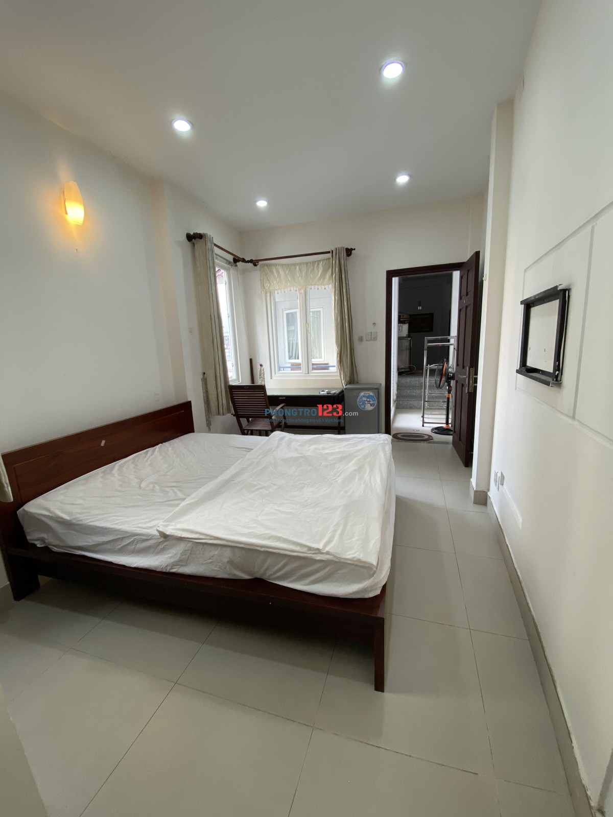 Phòng đầy đủ tiện nghi. Gần Đài truyền hình và trường Khoa Học Xã Hội & Nhân Văn 150 mét...