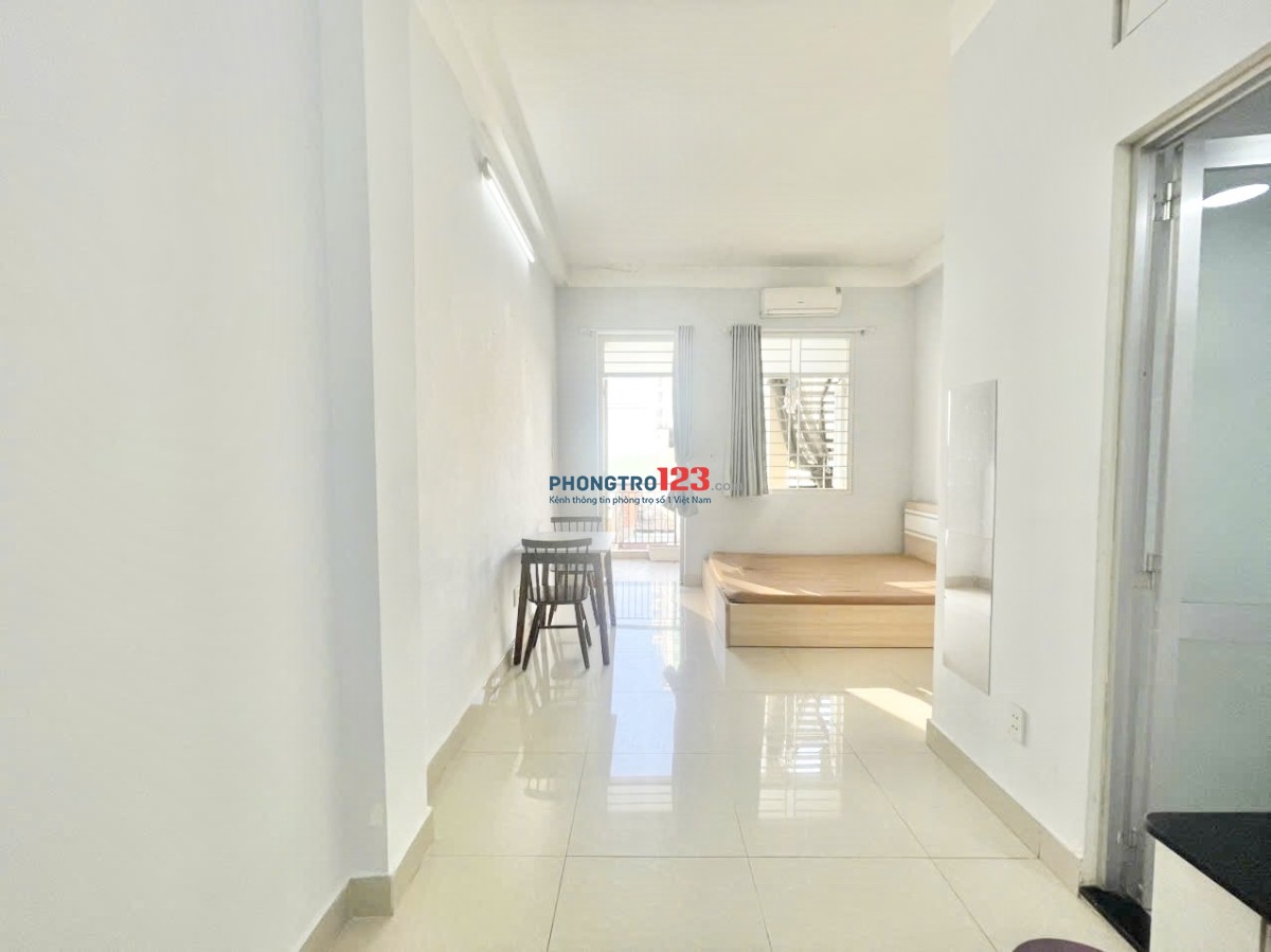 TRỌ BÌNH THẠNH GẦN NGÃ TƯ HÀNG XANH, QUẬN 3,QUẬN 1 STUDIO 35m2 BAN CÔNG LỚN ĐINH BỘ LĨNH BÌNH THẠNH