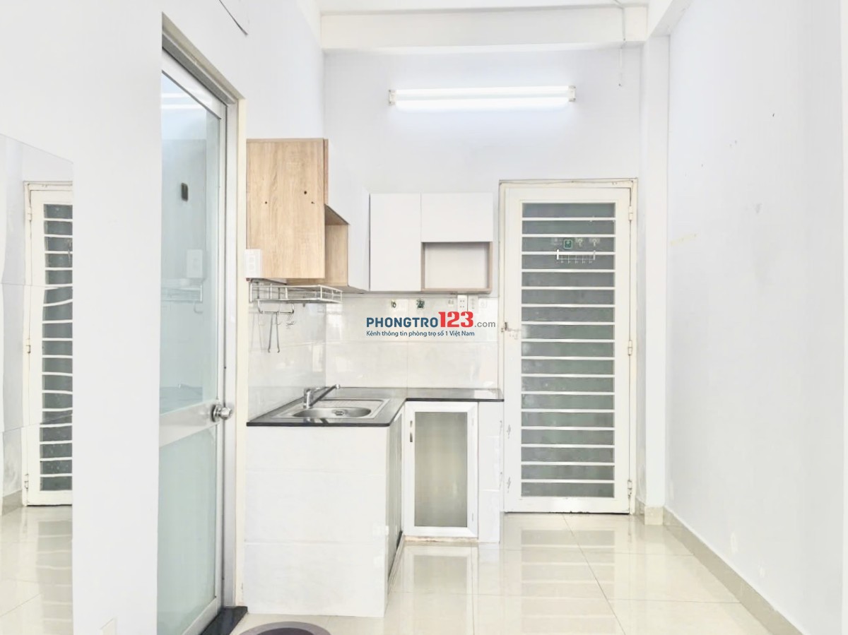 TRỌ BÌNH THẠNH GẦN NGÃ TƯ HÀNG XANH, QUẬN 3,QUẬN 1 STUDIO 35m2 BAN CÔNG LỚN ĐINH BỘ LĨNH BÌNH THẠNH