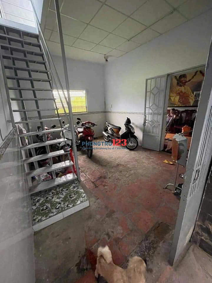 Cho thuê phòng 18m2 có máy lạnh, tolet riêng 2tr2 ( Mình cần nhượng lại phòng để về quê ăn tết )