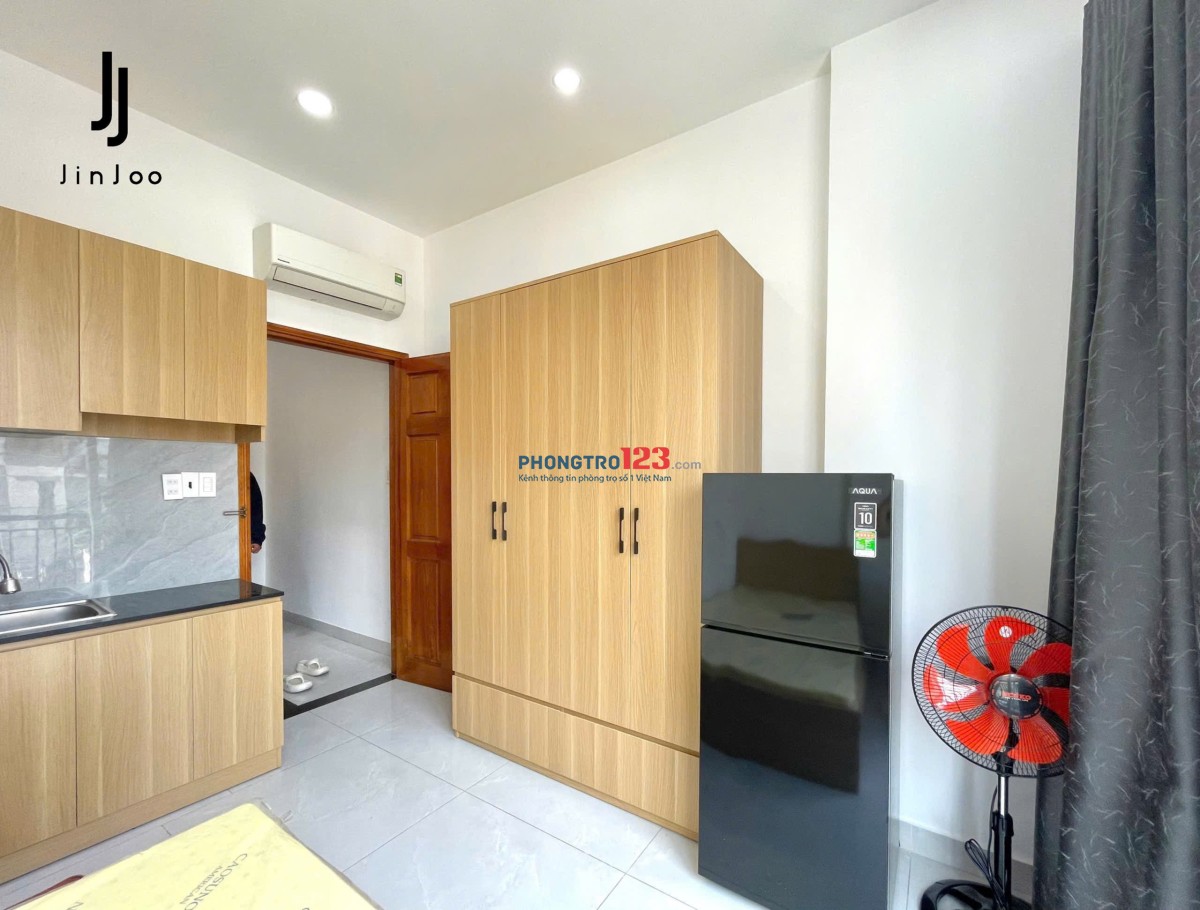 Phòng Mới Khai Trương Ban công, Full nội thất ngay Ngã Tư Hàng Xanh gần Nguyễn Gia Trí