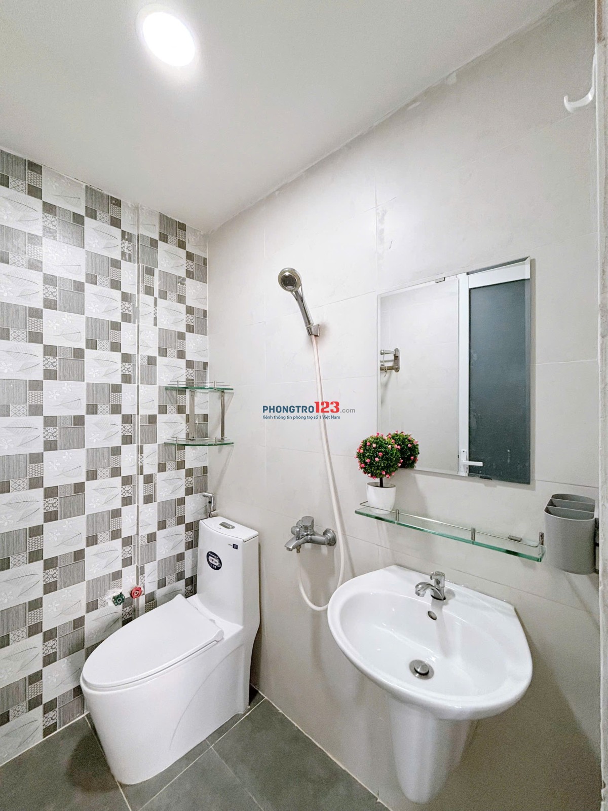 PHÒNG MỚI XÂY CỬA SỔ LỚN TÂN SƠN - PHẠM VĂN BẠCH