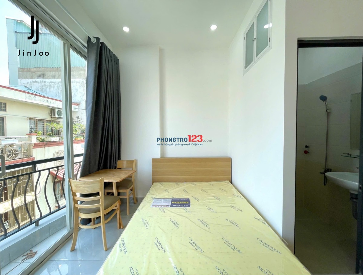 Phòng Mới Khai Trương Ban công, Full nội thất ngay Ngã Tư Hàng Xanh gần Nguyễn Gia Trí