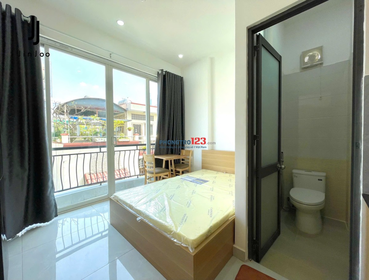Phòng Mới Khai Trương Ban công, Full nội thất ngay Ngã Tư Hàng Xanh gần Nguyễn Gia Trí