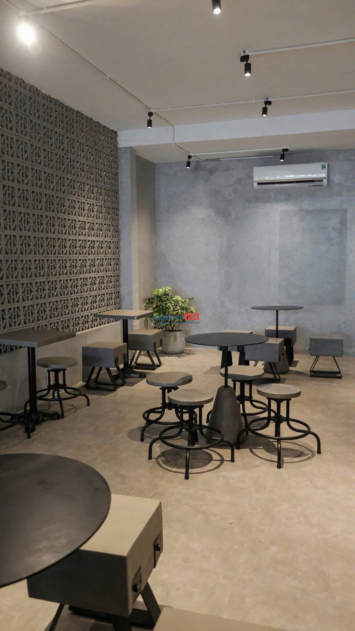 Mặt bằng mặt tiền Cách Mạng Tháng Tám Quận 10 cho thuê Diện tích 8.2x22m