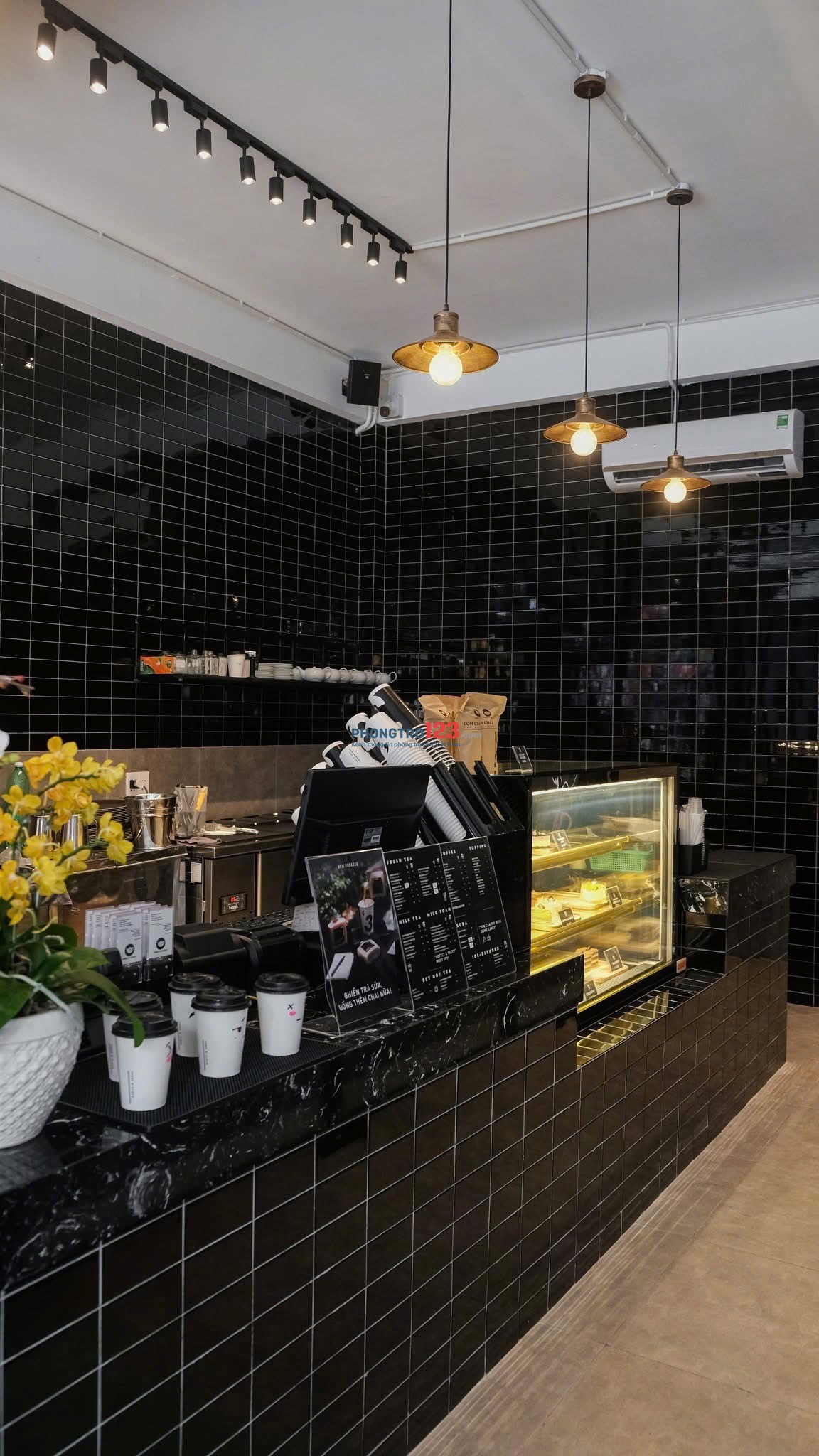 Mặt bằng mặt tiền Cách Mạng Tháng Tám Quận 10 cho thuê Diện tích 8.2x22m