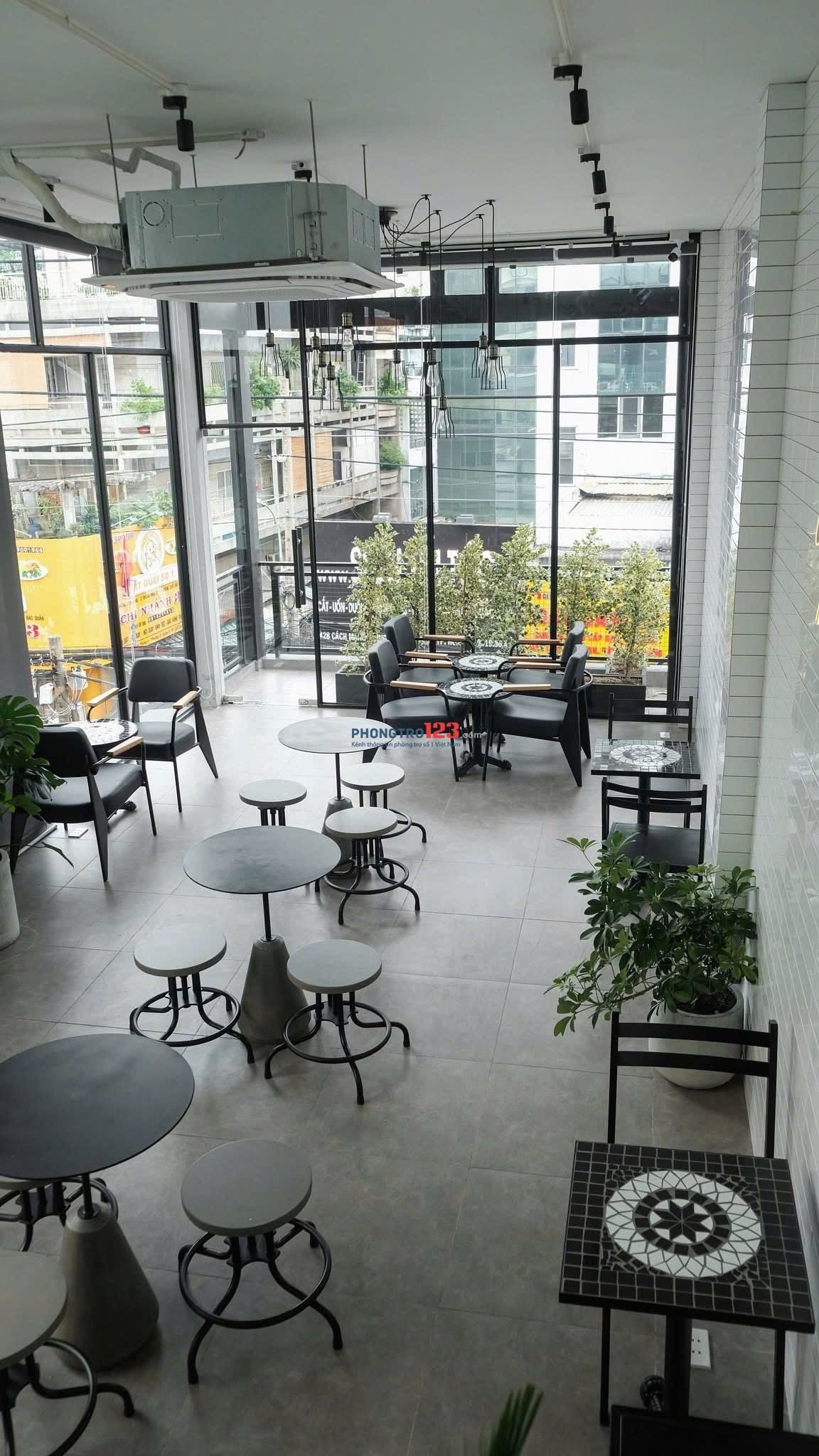 Mặt bằng mặt tiền Cách Mạng Tháng Tám Quận 10 cho thuê Diện tích 8.2x22m