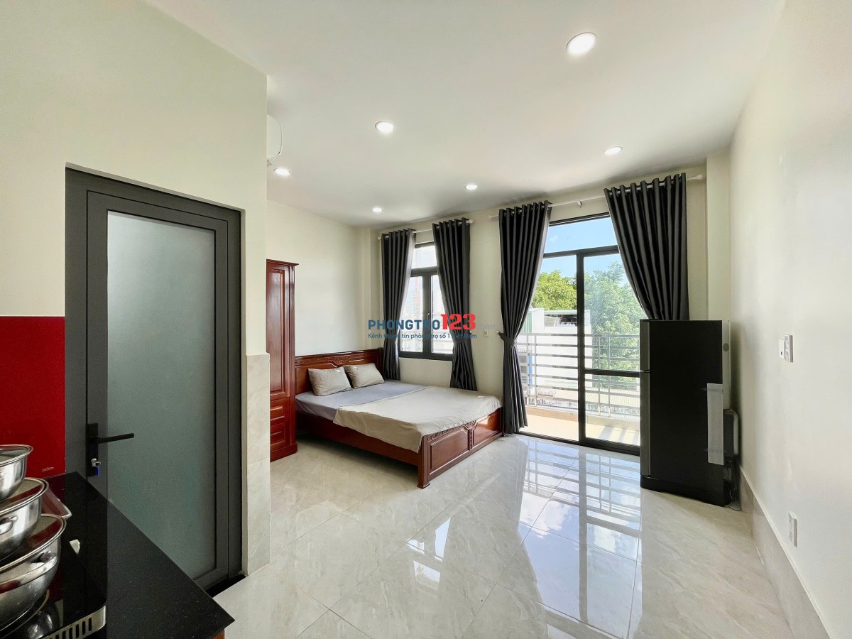 NGAY CHỢ HOÀNG HOA THÁM - PHÒNG BAN CÔNG MỚI XÂY, TIỆN NGHI