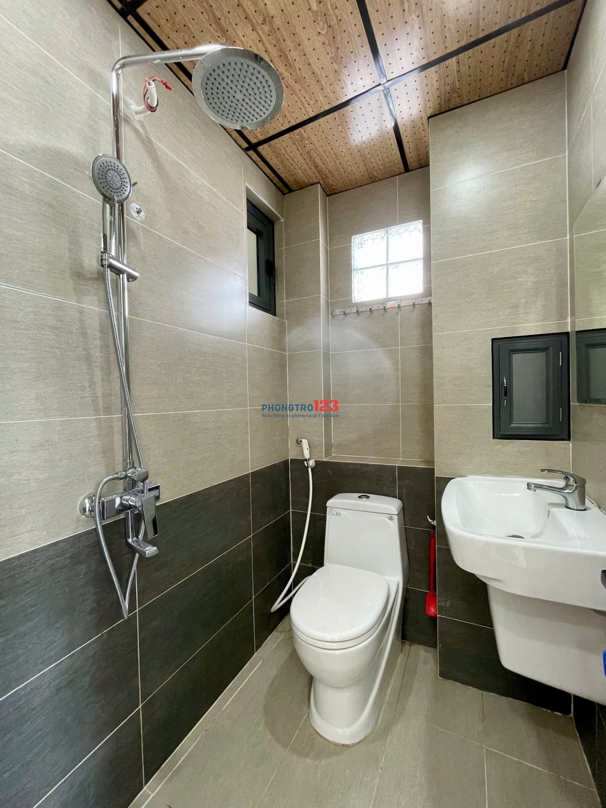 NGAY CHỢ HOÀNG HOA THÁM - PHÒNG BAN CÔNG MỚI XÂY, TIỆN NGHI