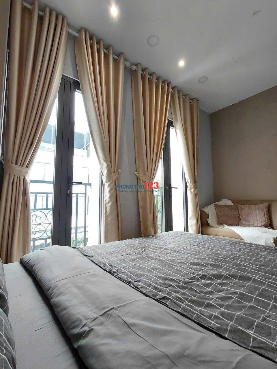 CHO THUÊ CĂN HỘ BAN CÔNG, THANG MÁY NGAY KHU PHAN XÍCH LONG, PHÚ NHUẬN GẦN TRƯỜNG SA, Q1