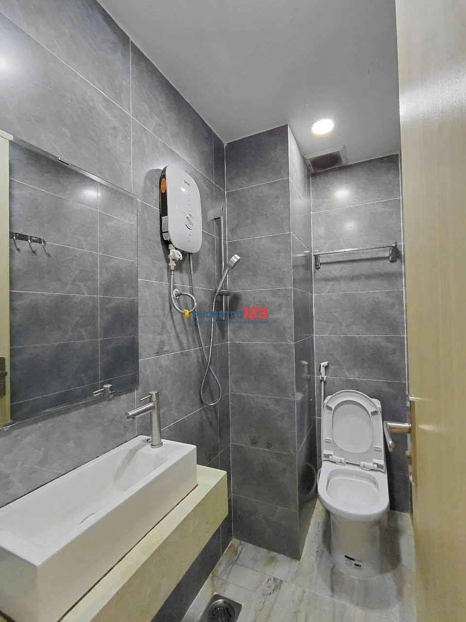 CHO THUÊ CĂN HỘ BAN CÔNG, THANG MÁY NGAY KHU PHAN XÍCH LONG, PHÚ NHUẬN GẦN TRƯỜNG SA, Q1