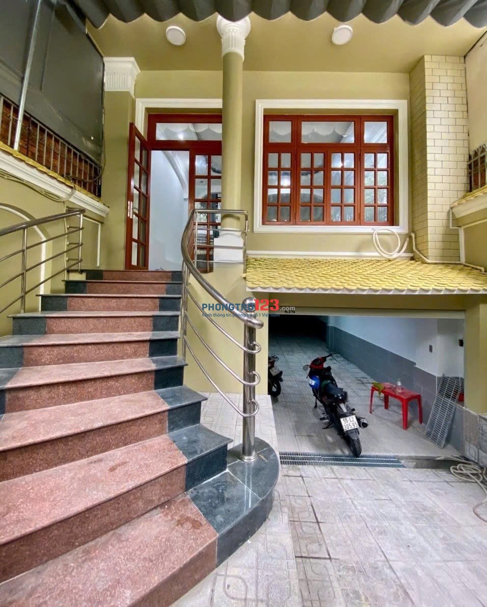 Cho thuê mặt bằng đường Tô Hiến Thành Quận 10, DT 6.5x25m 3 lầu, 8P 5WC