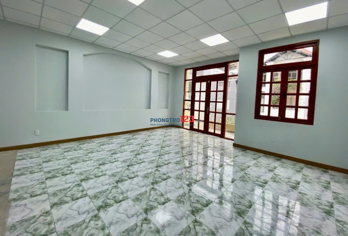 Cho thuê mặt bằng đường Tô Hiến Thành Quận 10, DT 6.5x25m 3 lầu, 8P 5WC