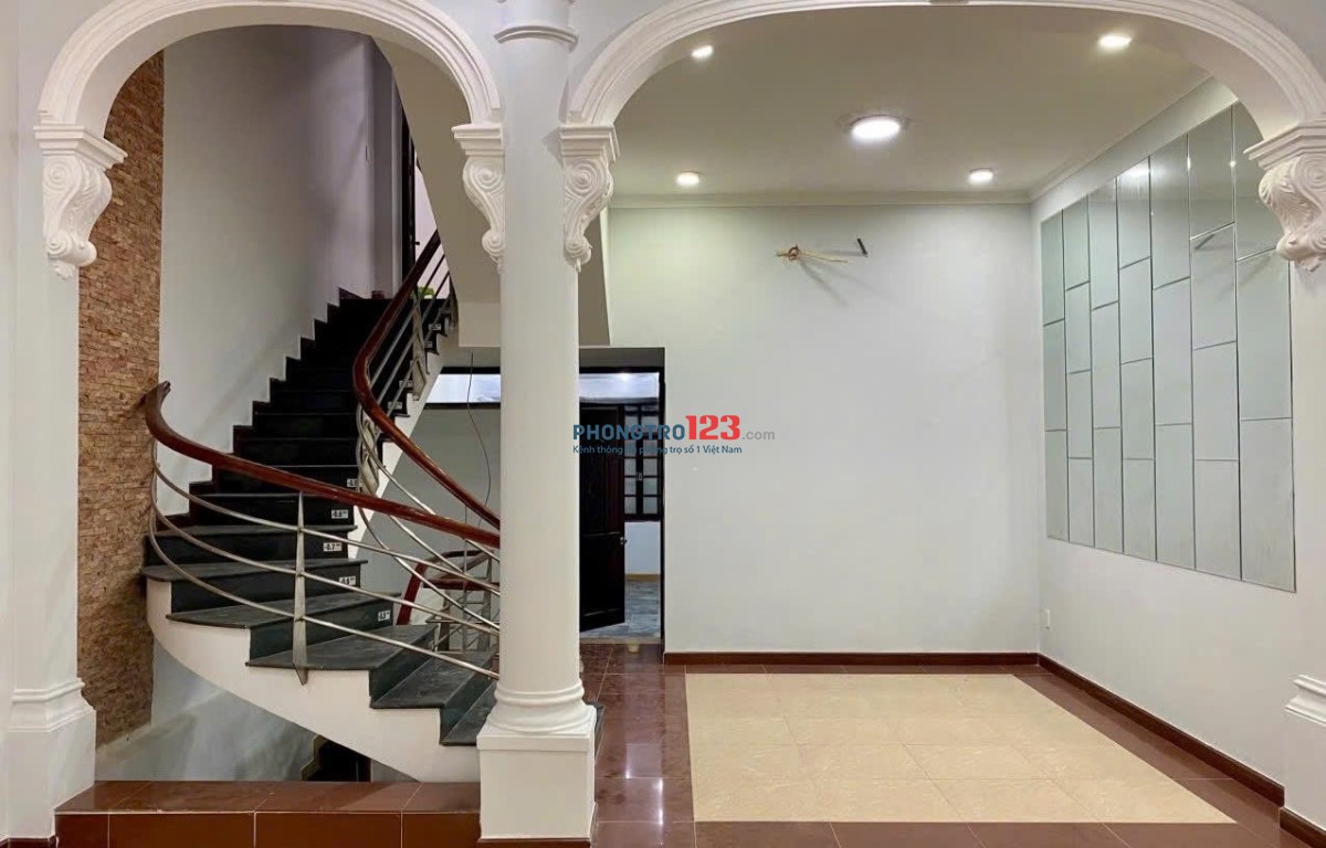 Cho thuê mặt bằng đường Tô Hiến Thành Quận 10, DT 6.5x25m 3 lầu, 8P 5WC