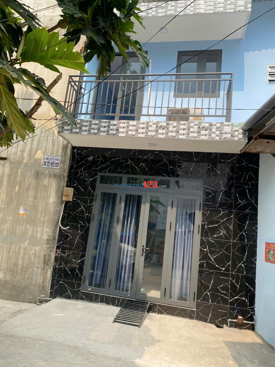 Cho thuê nhà nguyên căn mới xây 1 trệt 1 lầu, có sẵn nội thất cơ bản, khu vực an ninh tốt.