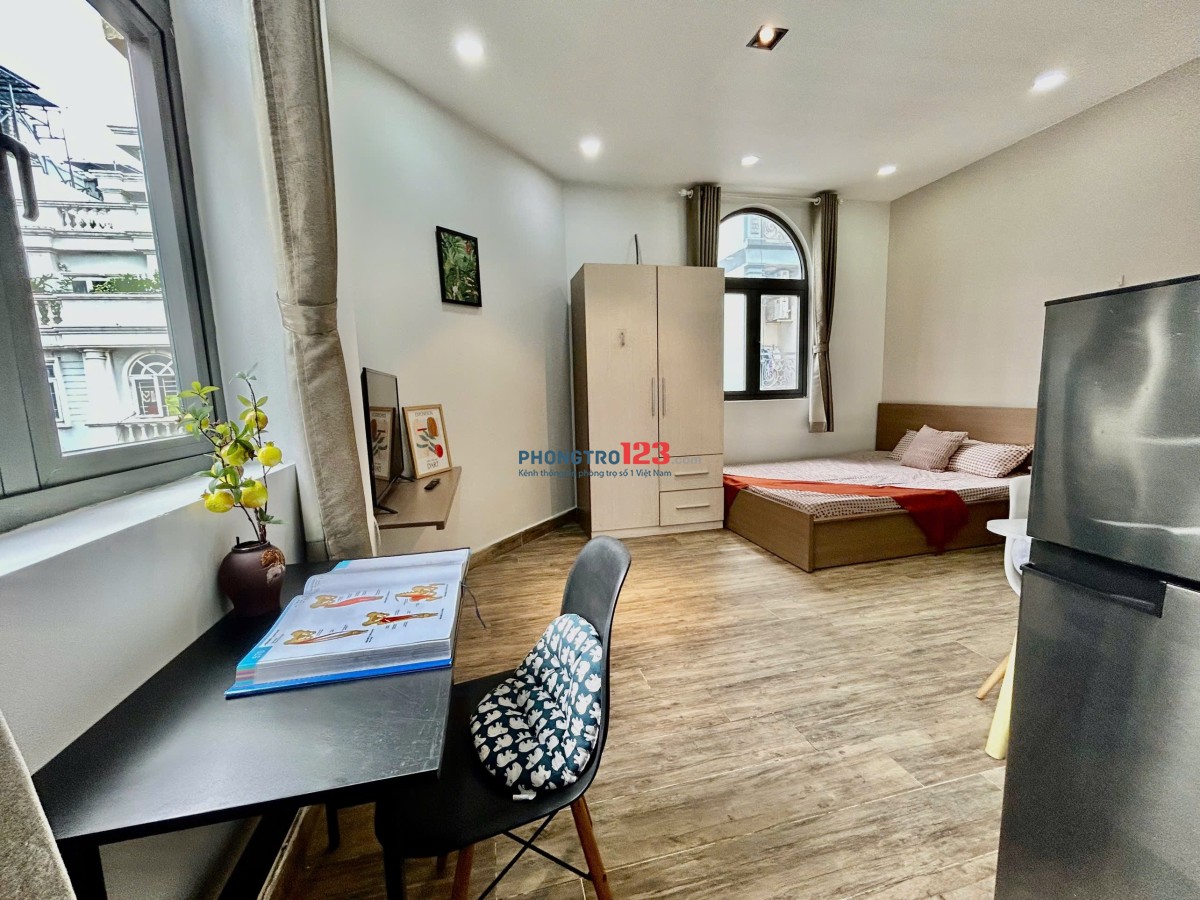 CHO THUÊ CHDV FULL NỘI THẤT BAN CÔNG LỚN NẰM NGAY TRUNG TÂM BÌNH THẠNH GẦN NGÃ TƯ HÀNG XANH GẦN Q1