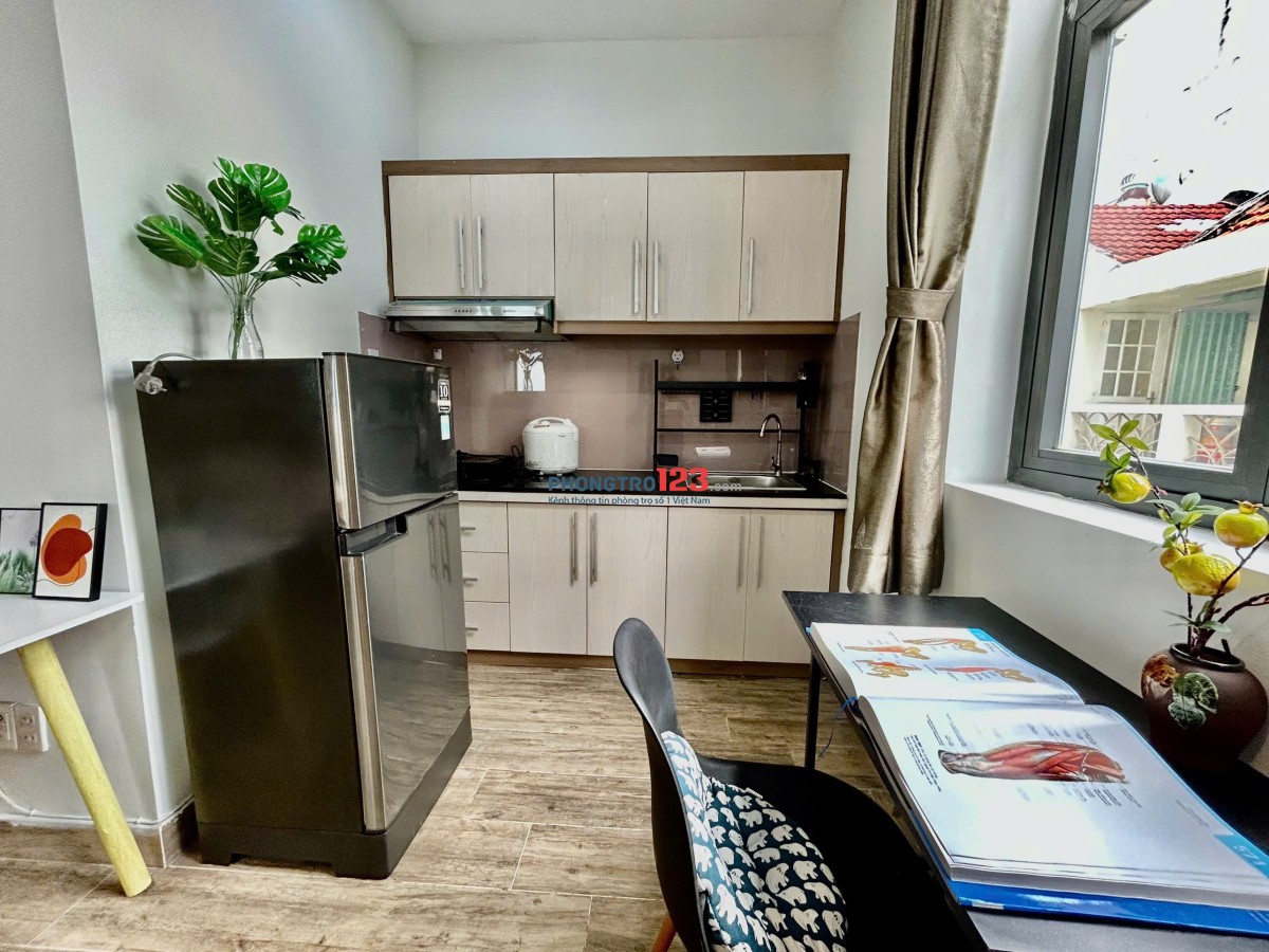 CHO THUÊ CHDV FULL NỘI THẤT BAN CÔNG LỚN NẰM NGAY TRUNG TÂM BÌNH THẠNH GẦN NGÃ TƯ HÀNG XANH GẦN Q1