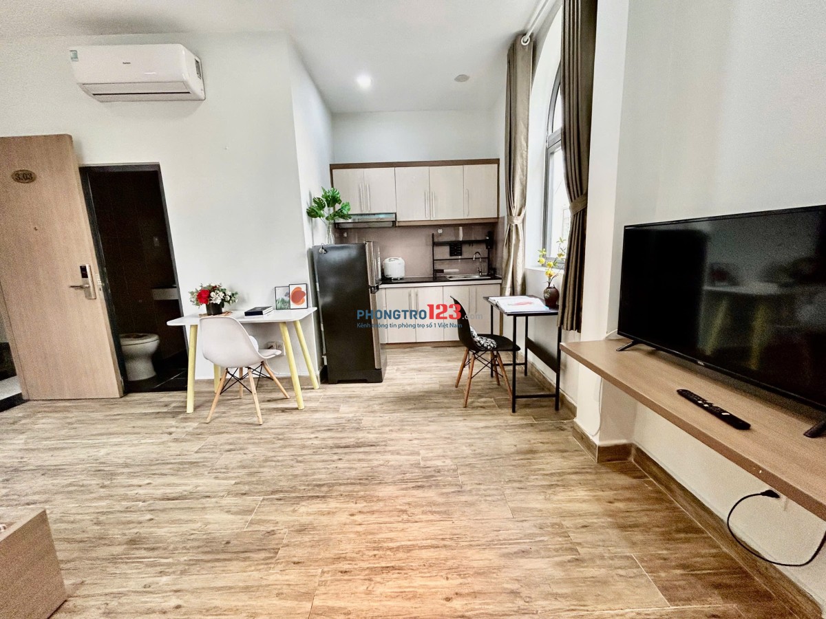 CHO THUÊ CHDV FULL NỘI THẤT BAN CÔNG LỚN NẰM NGAY TRUNG TÂM BÌNH THẠNH GẦN NGÃ TƯ HÀNG XANH GẦN Q1