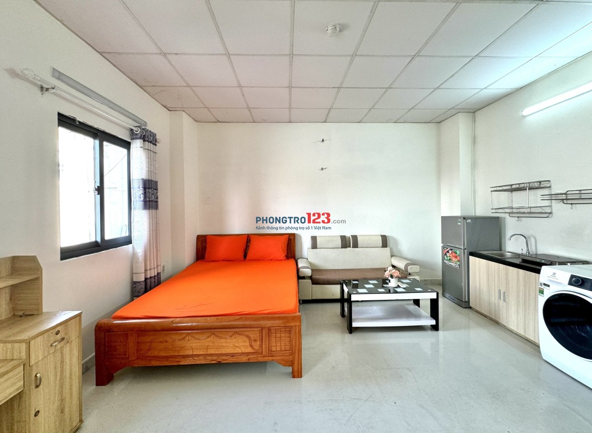 NGAY NGÃ 4 HÀNG XANH, ĐH HUTECH PHÒNG BAN CÔNG 30m2 FULL TIỆN NGHI