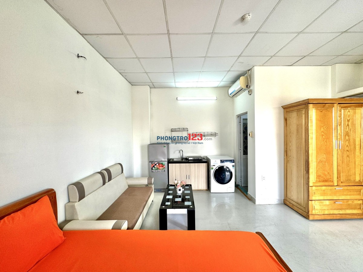 NGAY NGÃ 4 HÀNG XANH, ĐH HUTECH PHÒNG BAN CÔNG 30m2 FULL TIỆN NGHI