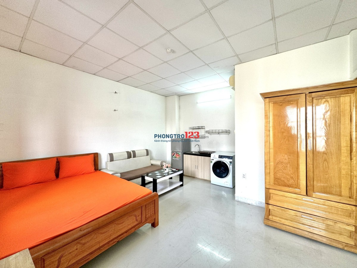 NGAY NGÃ 4 HÀNG XANH, ĐH HUTECH PHÒNG BAN CÔNG 30m2 FULL TIỆN NGHI