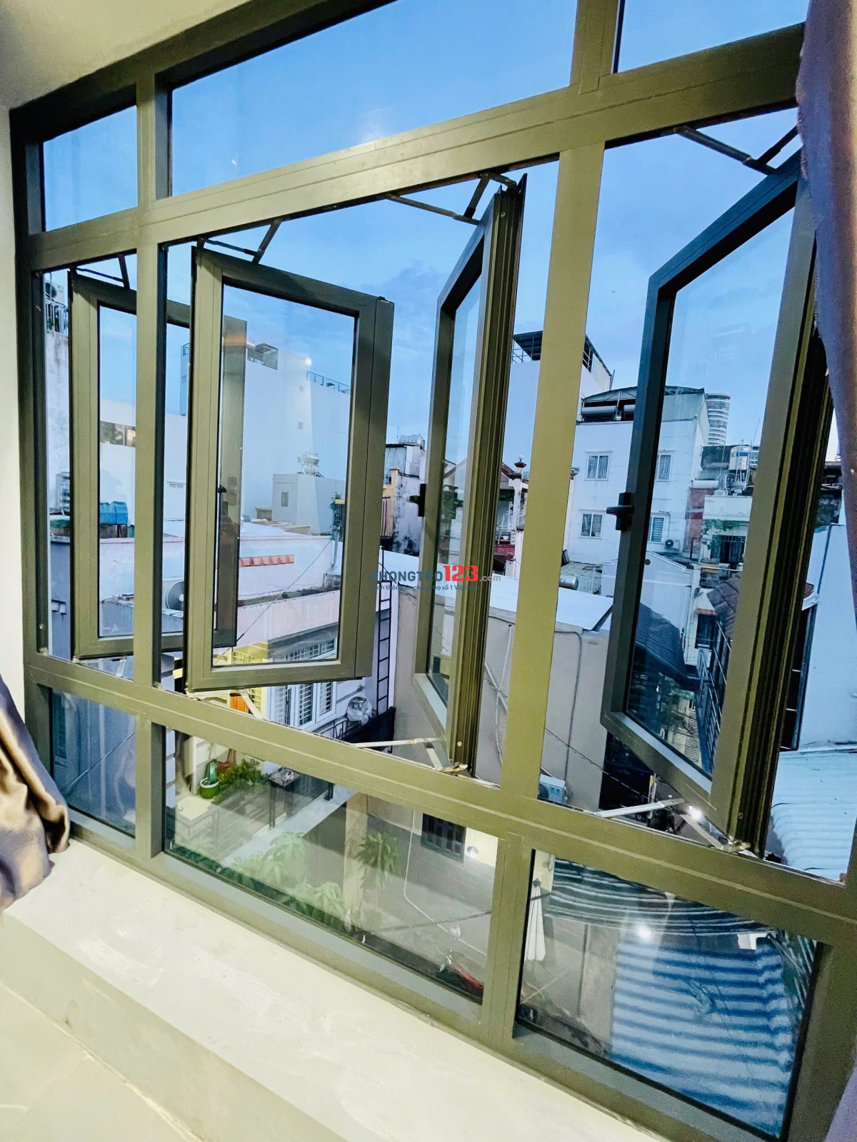 CĂN HỘ DỊCH VỤ FULL NỘI THẤT, CỬA SỔ THOÁNG NGAY NGÃ TƯ HÀNH XANH GẦN QUẬN 1