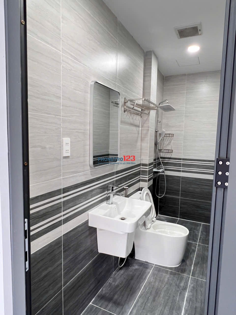 CĂN HỘ DỊCH VỤ FULL NỘI THẤT, CỬA SỔ THOÁNG NGAY NGÃ TƯ HÀNH XANH GẦN QUẬN 1