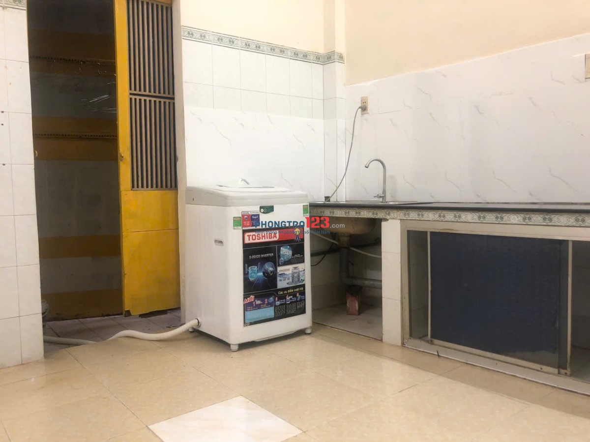 Phòng lớn có bếp, máy giặt tầng trệt ở hẻm 134 Lý Chính Thắng