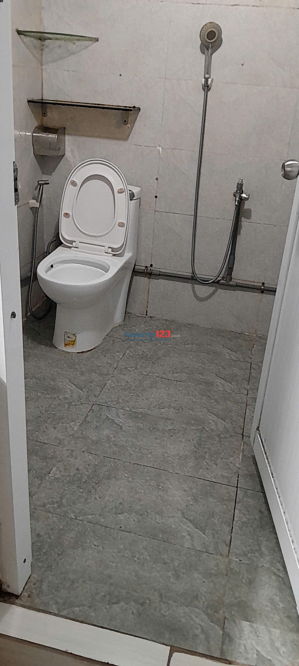 Cần cho thuê căn hộ chung cư 12 võ văn kiệt. có phòng ngủ. có bếp, có nhà vệ sinh khép kín