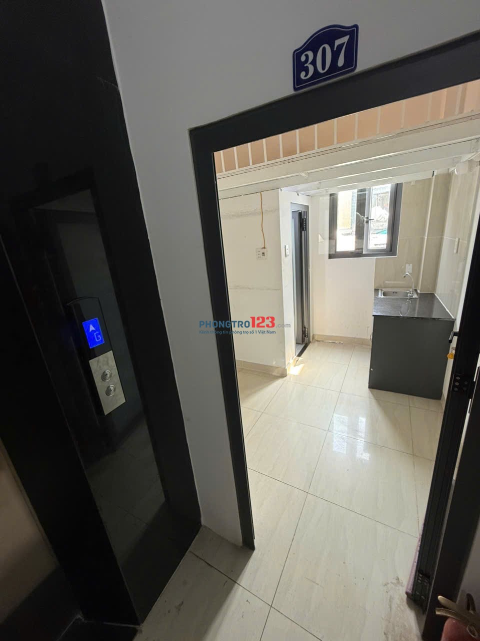 Phòng máy lạnh có gác trống sẵn. Đường Xóm Chiếu Quận 4